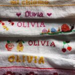 Punto croce facile: le bavaglie per Olivia