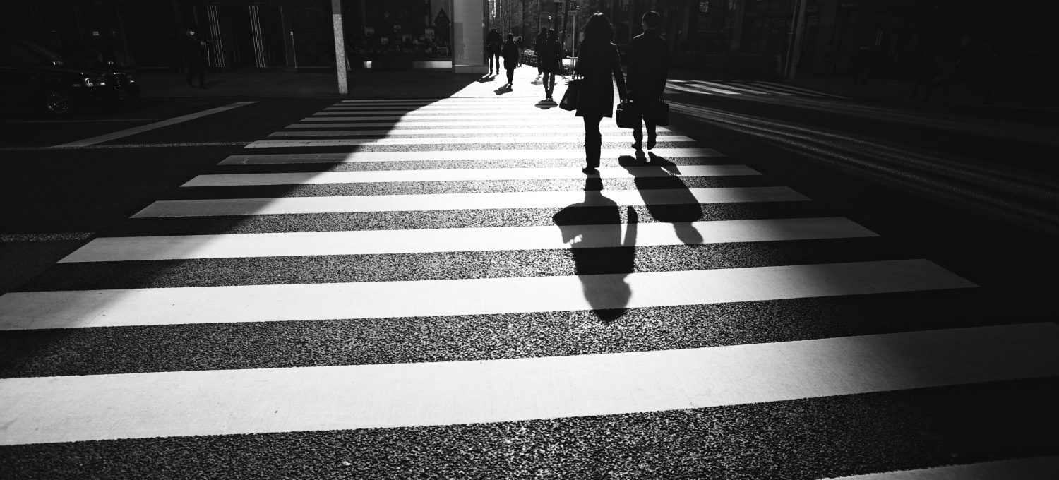 velocità a Milano: donna che attraversa la strada sulle strisce pedonali
